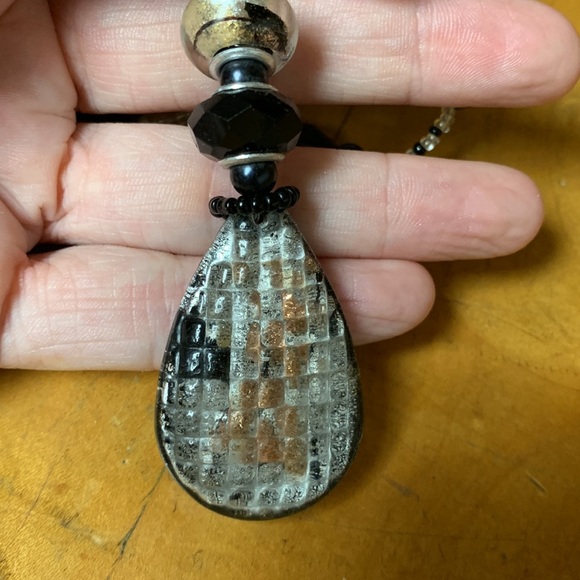 2 Black and Clear glass necklaces - Picture 3 of 7